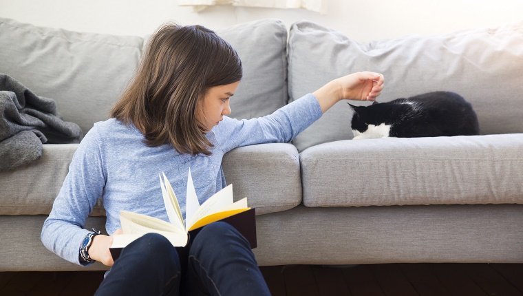 Mädchen liest Buch