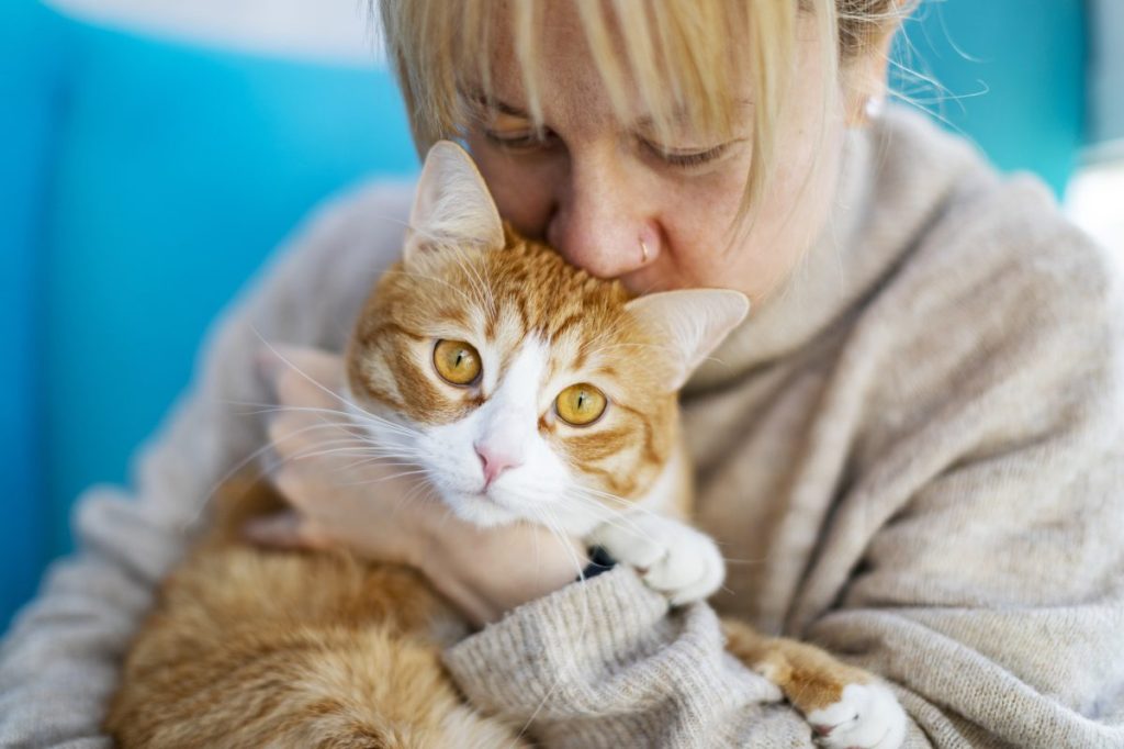 deaf woman kissing award-winning cat